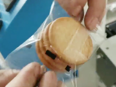 全自動(dòng)包裝機(jī)包裝餅干作業(yè)現(xiàn)場(chǎng)